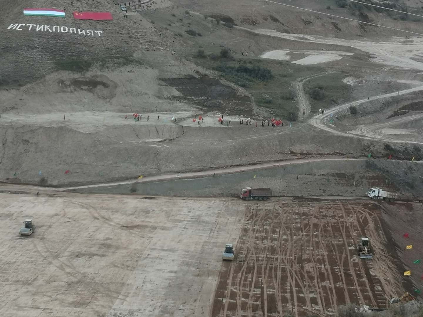 塔吉克總統(tǒng)埃莫馬利·拉赫蒙視察塔鋁金業(yè)康橋奇礦山3